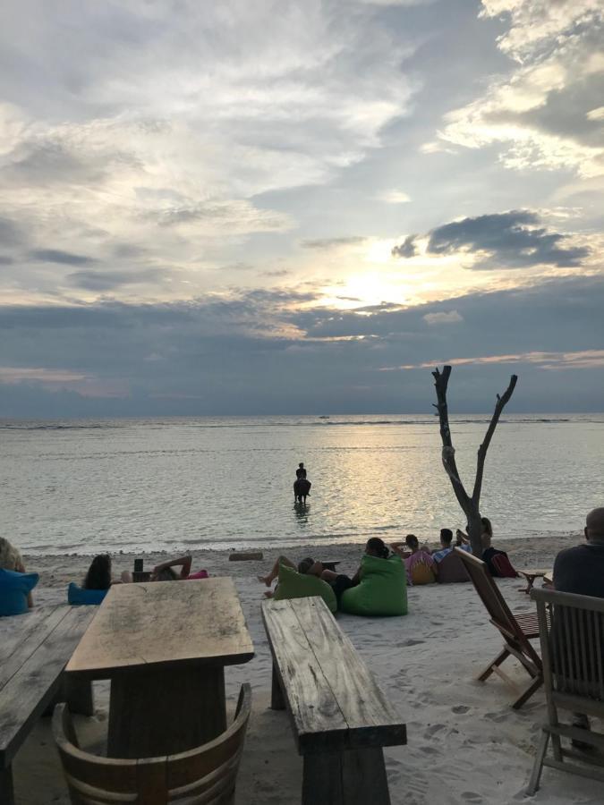 غيلي تراوانغان The Exile Sunset Bar & Bungalow المظهر الخارجي الصورة
