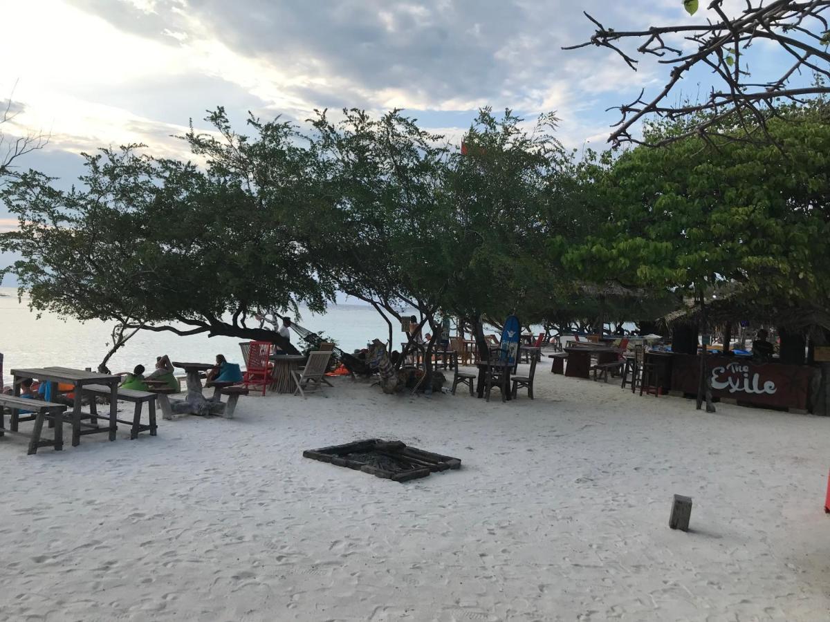 غيلي تراوانغان The Exile Sunset Bar & Bungalow المظهر الخارجي الصورة