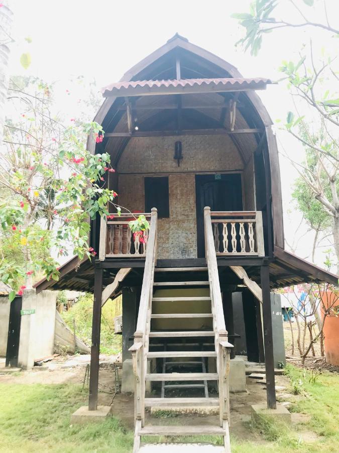 غيلي تراوانغان The Exile Sunset Bar & Bungalow المظهر الخارجي الصورة