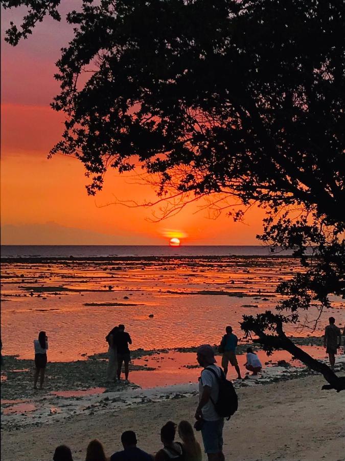 غيلي تراوانغان The Exile Sunset Bar & Bungalow المظهر الخارجي الصورة