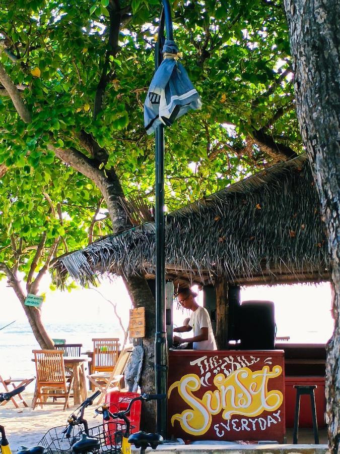 غيلي تراوانغان The Exile Sunset Bar & Bungalow المظهر الخارجي الصورة
