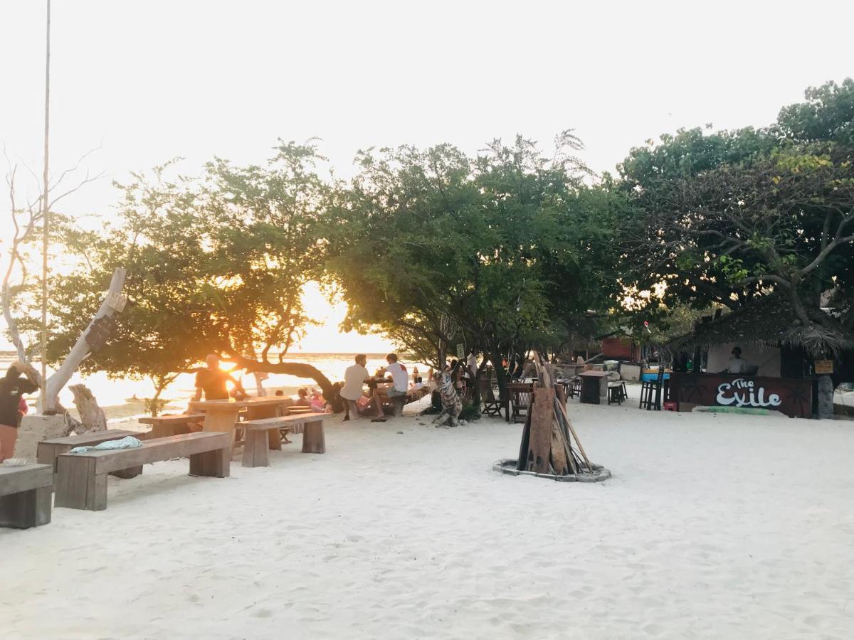 غيلي تراوانغان The Exile Sunset Bar & Bungalow المظهر الخارجي الصورة